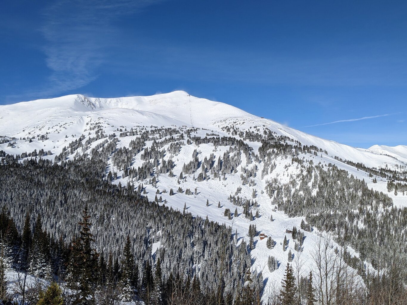 ^ Peak 8 mit dem noch geschlossenen Imperial-Sessel. In der Bildmitte sieht man die Menschentraube mit den wartenden Personen