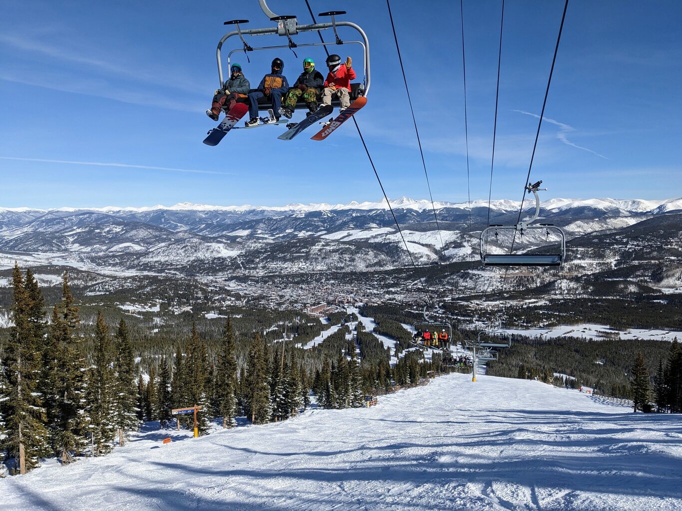 ^ Auf der geilen Crystal Piste am Falcon Super Chair. Leider schon etwas zerfahren, mit den Allmountain Skies aber dennoch sehr gut fahrbar und die Leute verteilen sich sowieso sehr gut auf den vielen verschiedenen Pisten pro Lift