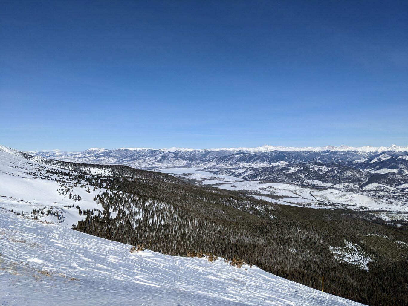 ^ Tiefblick zum Dillon Reservoir. Im Sommer ein extrem beliebter Wassersport-Spot. Wie Locals berichteten sei im Sommer noch viiiel mehr los als im Winter. Für uns in diesem Moment gerade schwer vorstellbar.