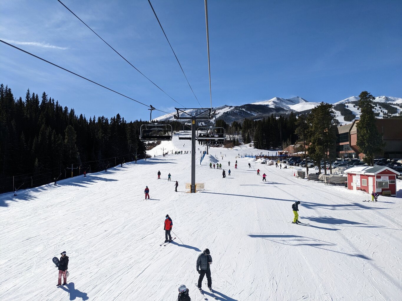 ^ Auf dem Quicksilver Chair, Anfängergelände leicht oberhalb des Städtchens