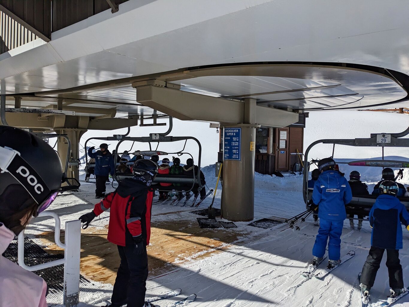 ^ Zweifach-Einstieg. Alle Sessel voll. Mehr dazu dann in einem späteren Beitrag