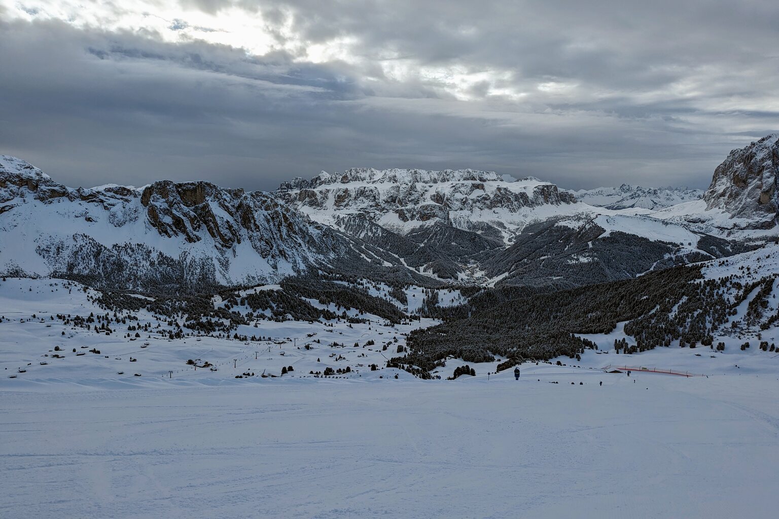 Erste Abfahrt am Seceda, der erste Hang der La Longia Abfahrt. Hier versteckt sich die Sonne noch.