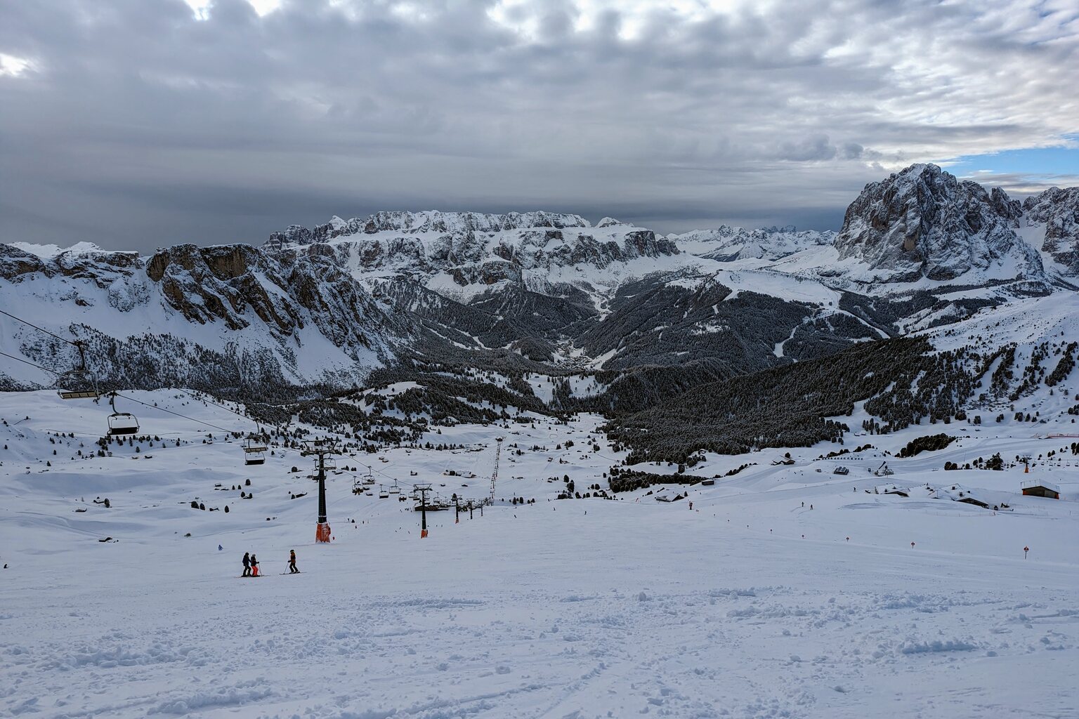 In Richtung Alta Badia noch alles grau. Am Start der Piste sieht man hier schon, dass ein fester Druck per Ski reicht, um gleich ein großes Loch in der Piste zu hinterlassen.