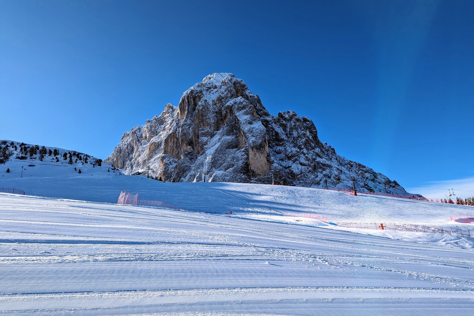 Blick hoch zum Langkofel, von dem man hier nur die oberste Spitze sieht.