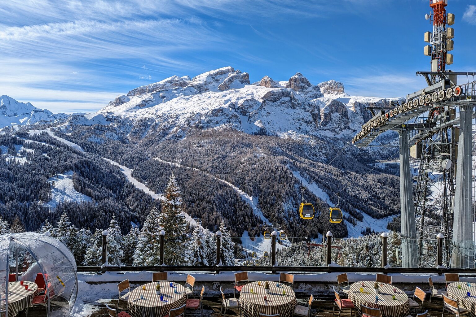 Blick Richtung Boé. Unten die eingedeckten Tische des Ristorante.