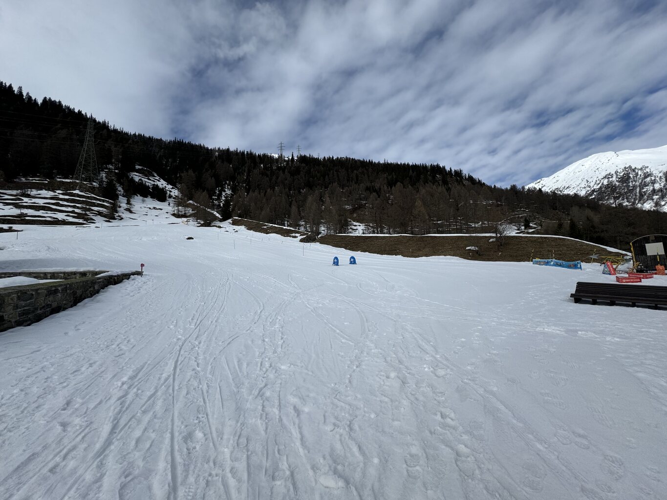 Talstation, rechts das Tickethäuschen