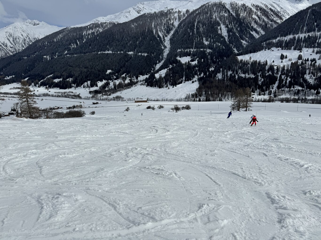 Die breite Piste rechts (von oben gesehen) nach Geschinen