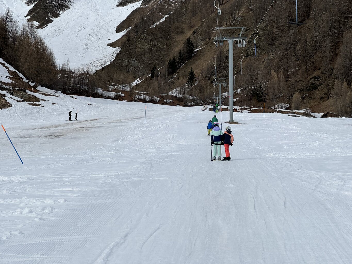Die Piste auf der linken Seite vom Skilift war ziemlich braun.