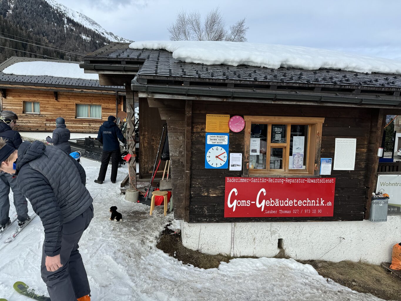 Aufgrund des Schneemangels ist das Kassenhäuschen viel zu hoch