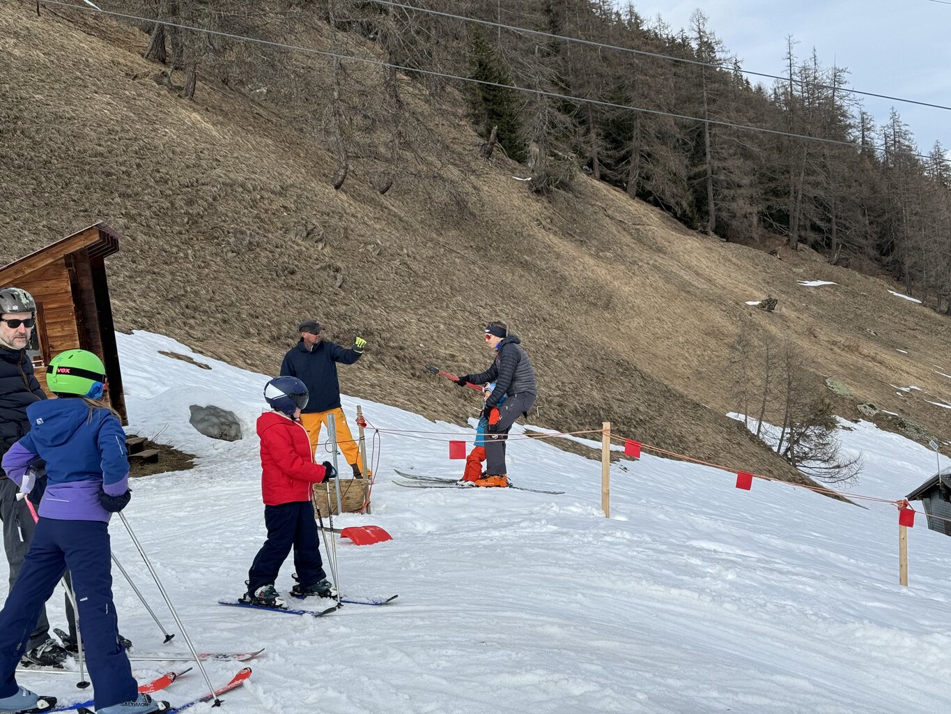 Hier gibt es sogar einen Abbügel-Helfer, das habe ich bisher nur in Oberiberg gesehen
