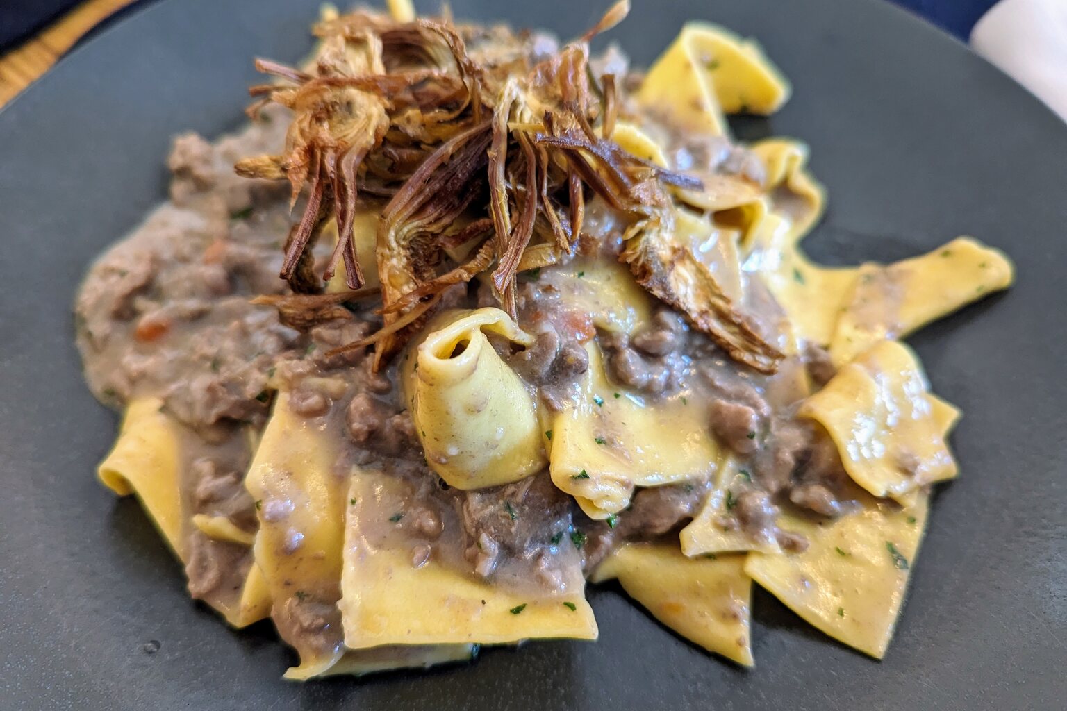 Pappardelle mit Wildschweinragout und gerösteteten Artischocken