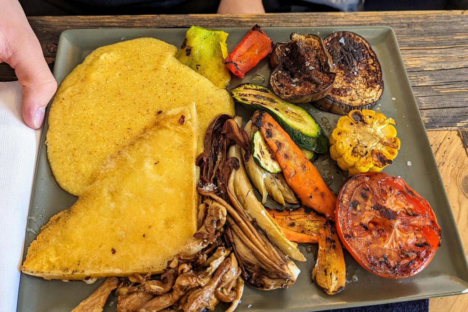 Vegetarische Grillplatte mit Polenta