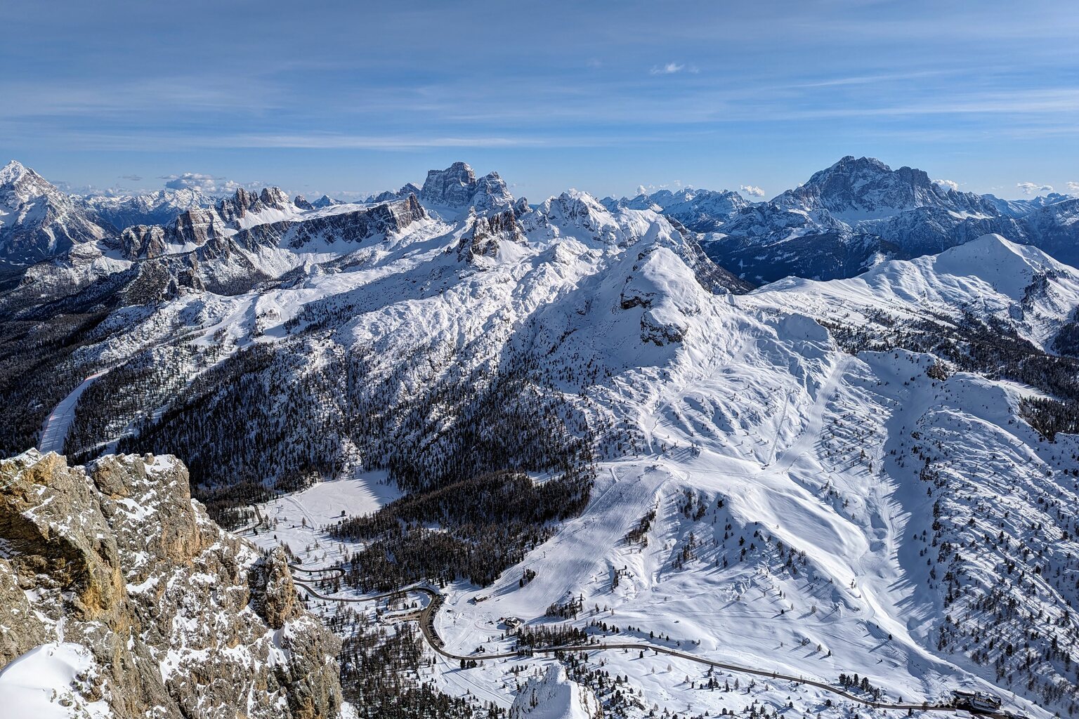 Blick vom Lagzuoi auf das 5 Torri Gebiet. Ganz links sieht man die Wettkampfpiste mit den roten Zäunen.