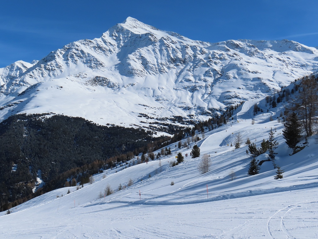 Unterer Teil der Außenrumpiste, dahinter der Pizzo Tresero (auch fast 3600 Meter hoch)