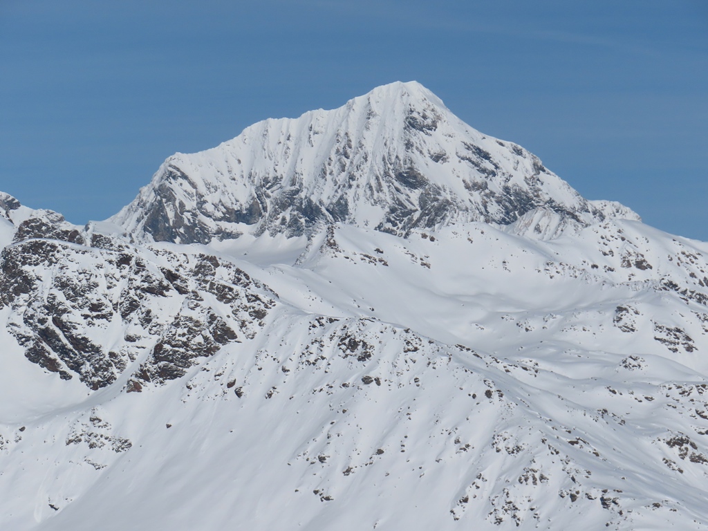 Die Bergstation der KSB ist mit knapp 2900 Metern der höchste Punkt des Gebiets. Von dort kann man in zwei, drei Minuten auf einen kleinen Sattel hochsteigen und sieht dort die Südwand der Königsspitze