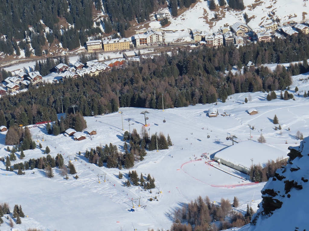 Blick vom Sattel hinunter zum Bereich der Mittelstation der EUB