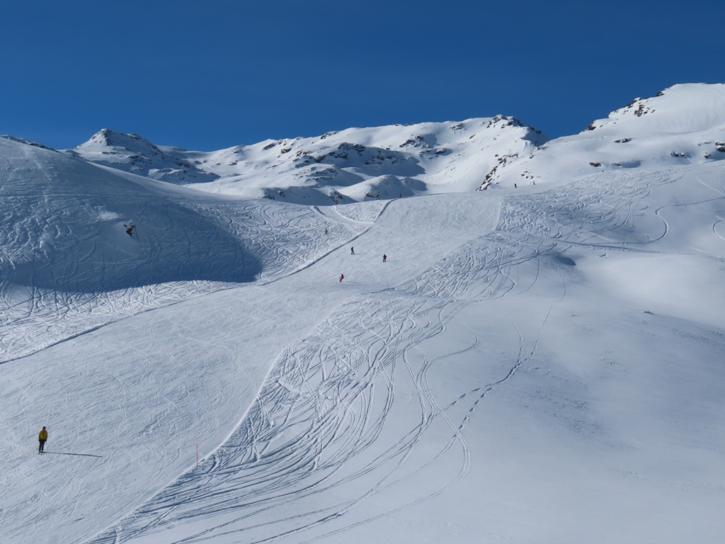 Piste an der KSB, dahinter der Monte Sobretta. Der Monte Sobretta ist fast 2300 Meter hoch und kann sehr leicht im Sommer von der EUB aus bestiegen werden.
