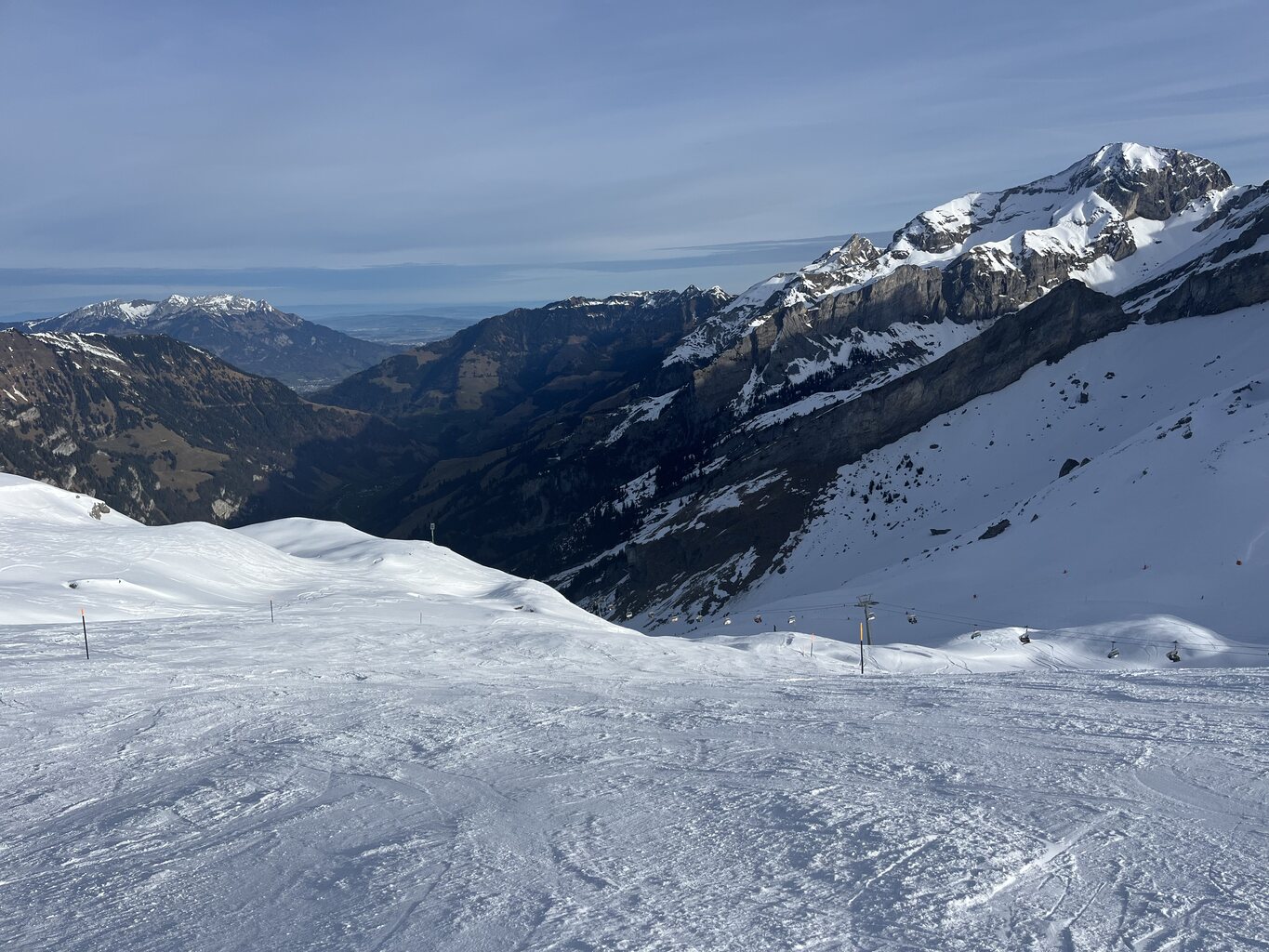 Die Nebenpiste ist zwar sonnig, aber nicht schön: nicht frisch präpariert, teils eisig und und extrem coupiert.
