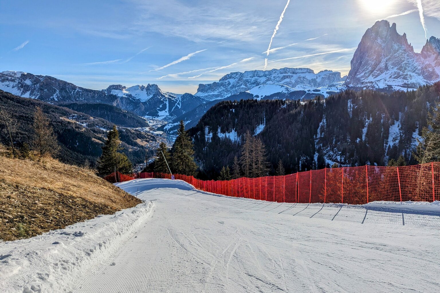 Pilat mit Blick auf (von rechts nach links): Langkofel - Sella Stock (davor Ciampinoi) - Dantercepies (davor Grödner Tal)