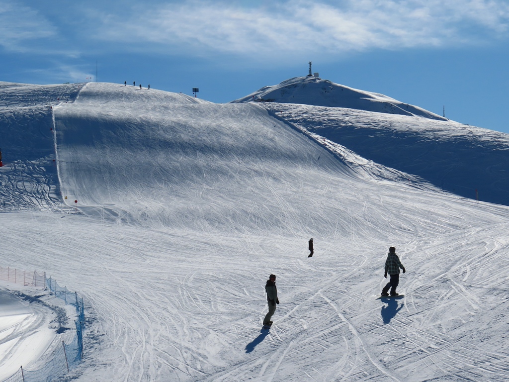Teil der Abfahrt, die vom Monte della Neve den Bergkamm entlang Richtung Mottolino-Bergstation führt