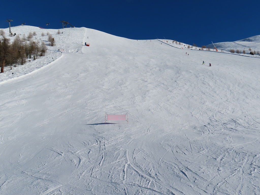 steile Piste von der Bergstation der Teola-Sesselbahn zur Talstation der Monte della Neve-Sesselbahn