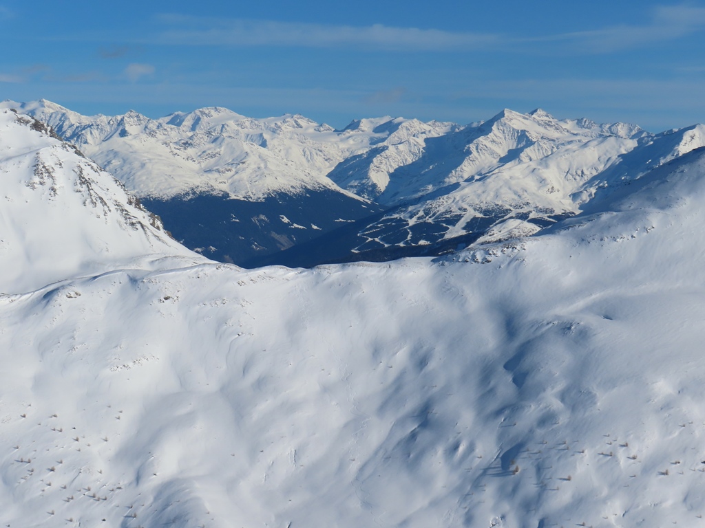 Blick zur südlichen Ortlergruppe. Zu sehen ist auch ein Ausschnitt des Skigebiets in Bormio und ein klitzikleiner Ausschnitt des Skigebiets Oga-Isolaccia.