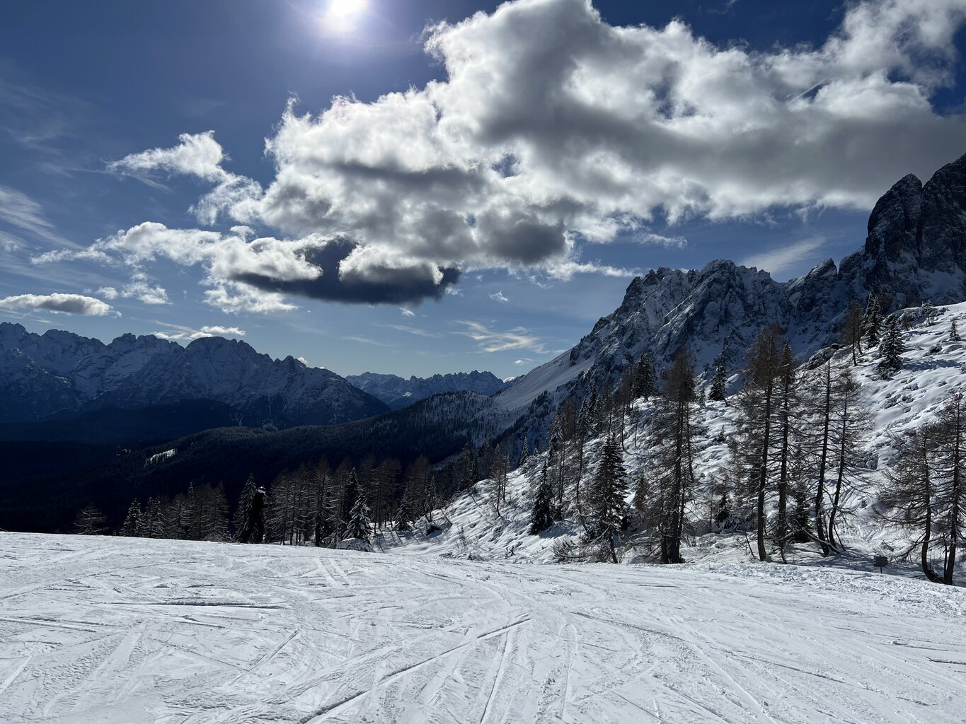 Schöne breite leere Carvingpiste in Comelico