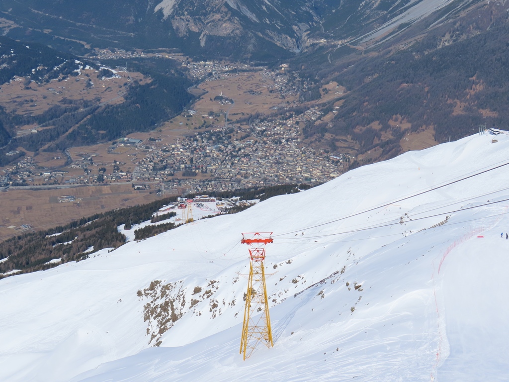 Tiefblick von der Cima Bianca ins 1800 Höhenmeter tiefer gelegene Bormio