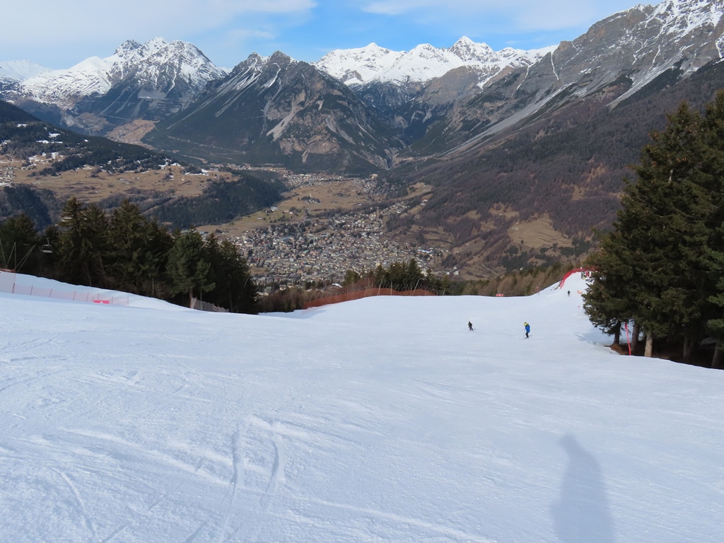 Blick von der gleichen Stelle nach unten. Die Abfahrer biegen dann nach links ab.