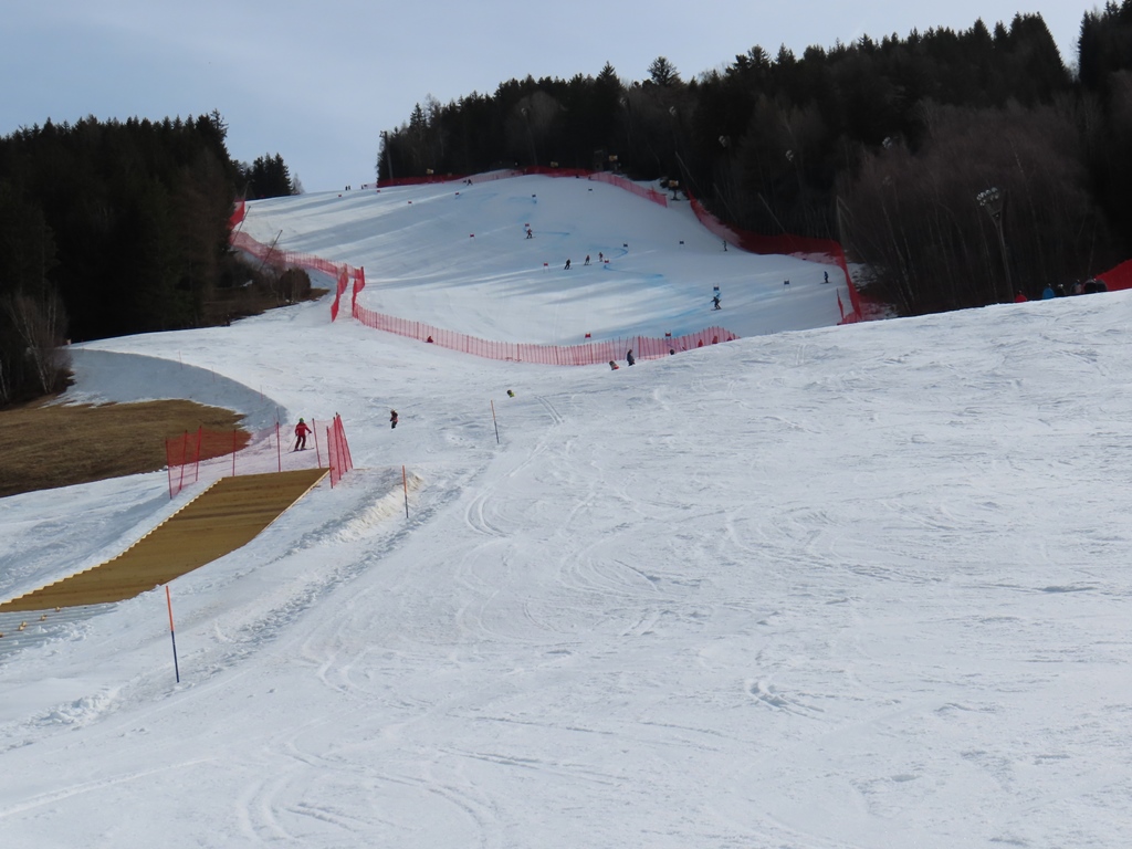 Schlusshang der Weltcupstrecke, die im unteren Teil für ein Rennen abgesperrt war. Die Touristen mussten die wenig lohnenswerte Umfahrung nehmen, die von links wieder einmündet.