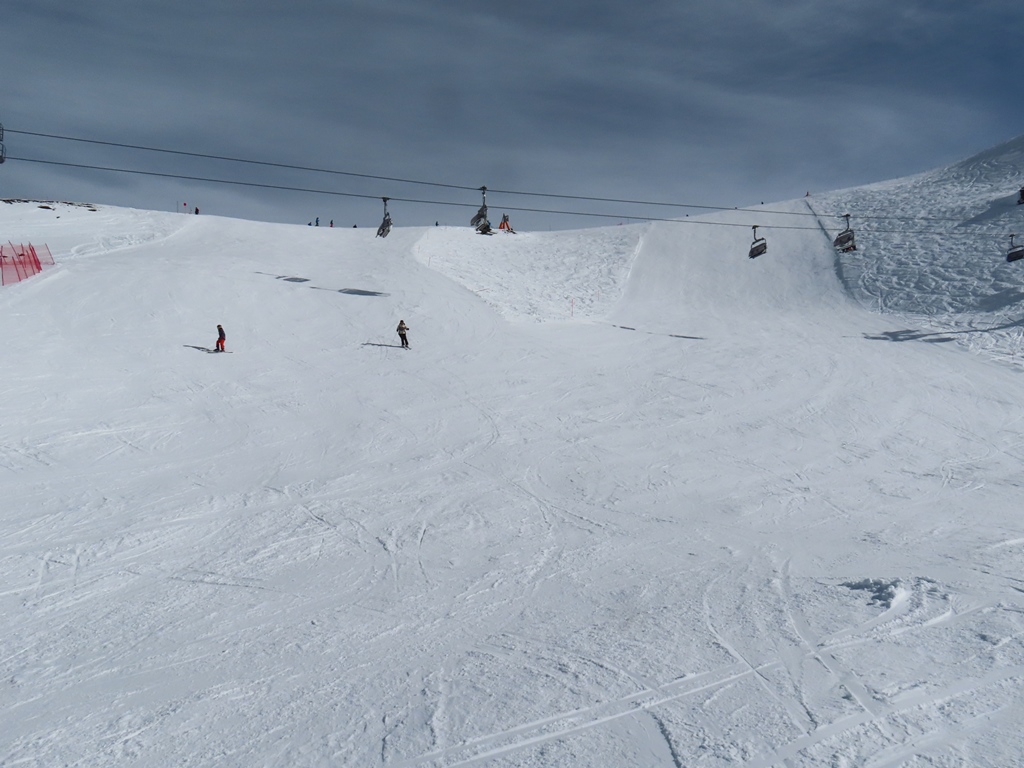 Inzwischen bin ich wieder oben. Das Bild zeigt die obere Sesselbahn Valbella - Bormio 3000 und den Teil, wo die Bimbi al Sole - Piste von der Gratabfahrt in zwei Varianten abzweigt.