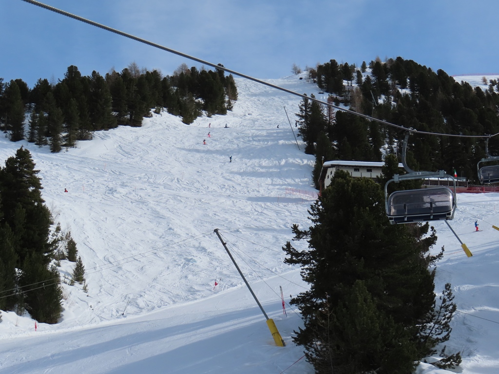 Blick aus der Sesselbahn Fontanalonga - Valbella. Der Off-Piste Bereich ist der erste Teil der Weltcupstrecke, bevor sie in den Canalino Sertorelli einmündet.