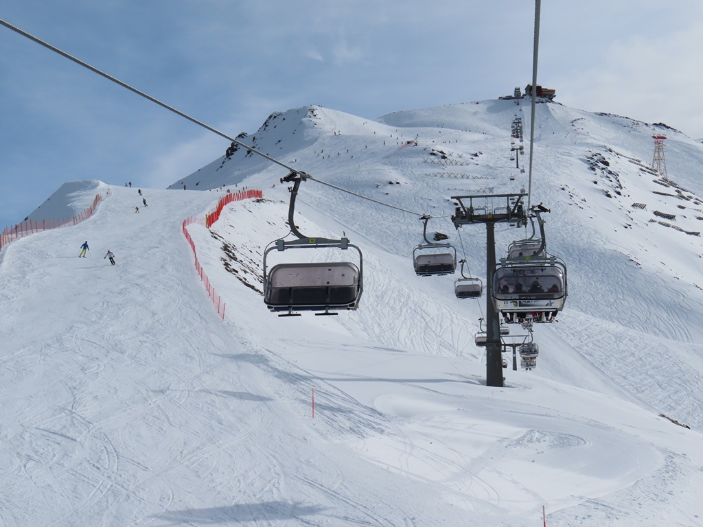 In der oberen Sesselbahn mit Blick auf die Gratabfahrt. Die Gratabfahrt hat sehr breite und dann wieder sehr schmale Bereiche