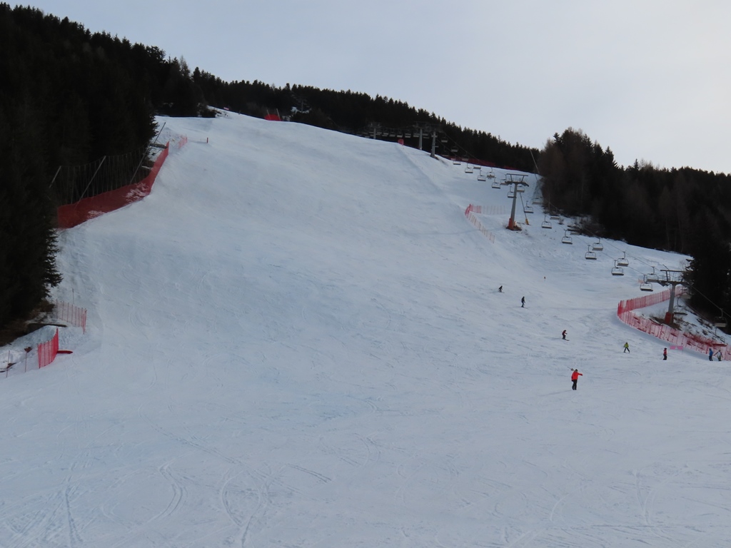 Die Einfahrt zu Traverse Carcentina erfolgt im Off-Piste Bereich oberhalb der zweiten Stütze von unten im Bild. Wenn man genau hinschaut sieht man Stützen zur Aufhängen der Fangnetze, die abmontiert sind. Die Traverse verläuft dann von rechts nach links knapp oberhalb der Bildmitte.