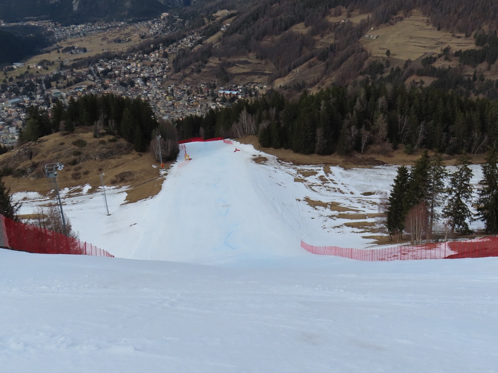 Das Rennen ist inzwischen beendet und die Stelvio-Piste ist auch im unteren Bereich für Touristen freigegeben. Ich binde mich gerade am San-Pietro-Sprung.