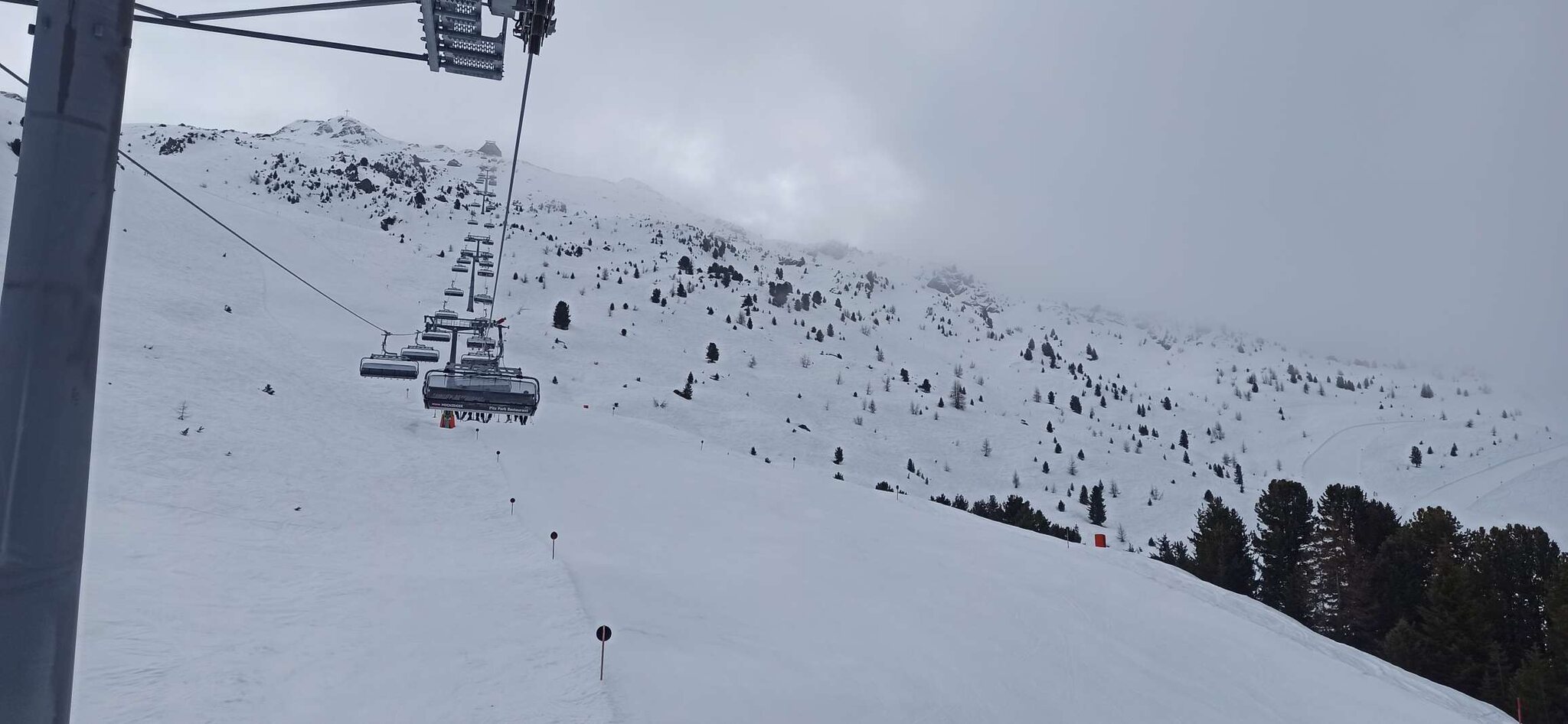 Am Gipfel noch wolkig