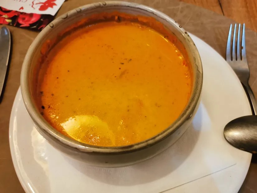 2. Gang - Hummer Curry Suppe und unten drin waren auch noch Garnelen.