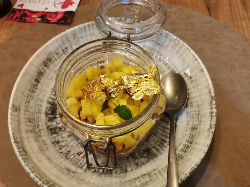 4. Und abschließend ein Schokolade Mousse mit Ananas und Blattgold.