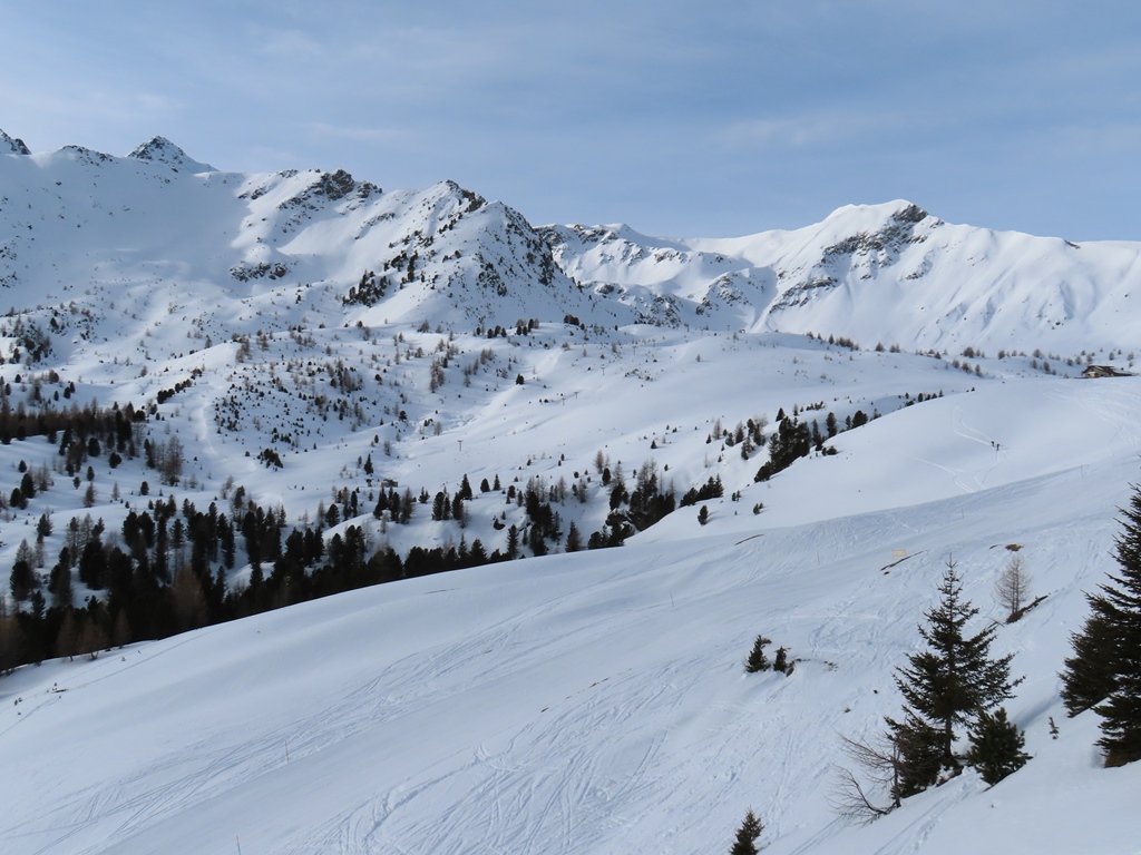 Blick aus der oberen Sesselbahn. Bei genauer Betrachten sieht man die Stützen des zweiten geschlossen Schlepplifts