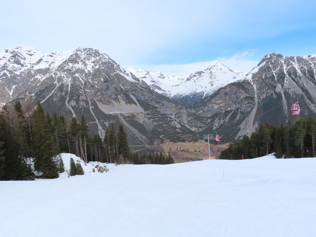 Hier die EUB von Isolaccia, die einzige moderne Seilbahn in diesem Skigebiet. Die Farbgebung der Kabinen ist etwas gewöhnungsbedürftig. Leider gibt es weder innen noch außen Skiköcher, was allerdings nicht so tragisch war, weil ich jedes Mal alleine in der Kabine war.