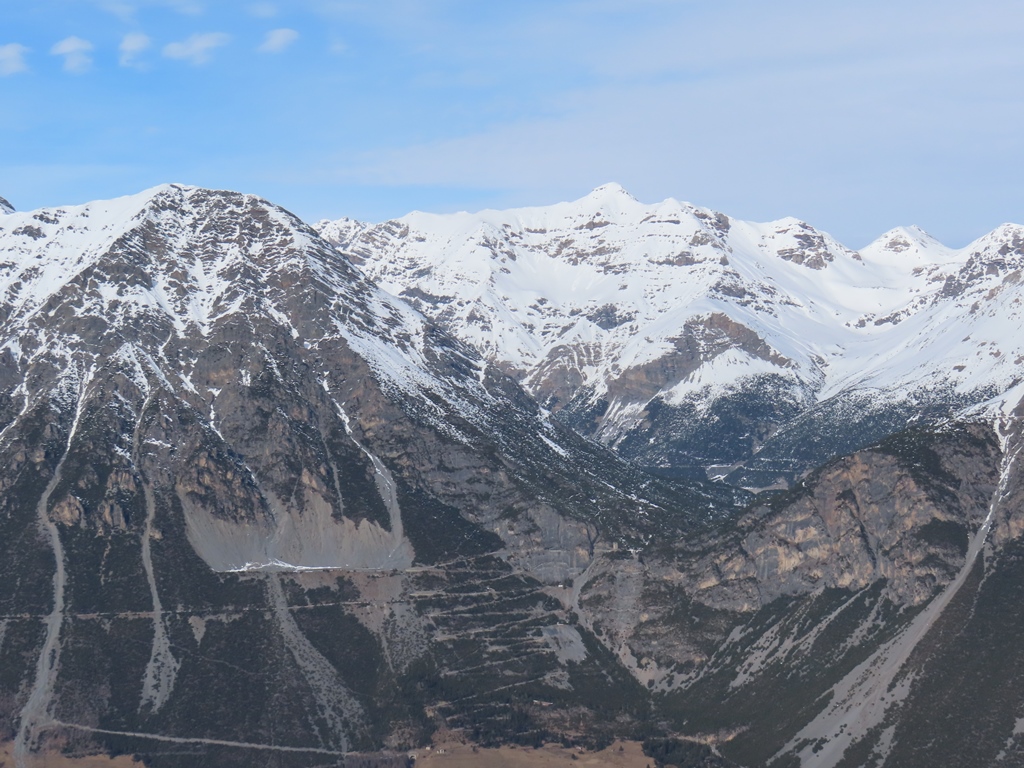 Man achte auf die Serpentinen in der Mitte unten im Bild. Dabei handelt es sich um die Straße zu den beiden Stauseen Lago di Cancano und Lago di San Giacomo. Vor einigen Jahren gab es dort eine Bergankunft beim Giro d' Italia, nachdem zuvor das Stilfser Joch überquert wurde.