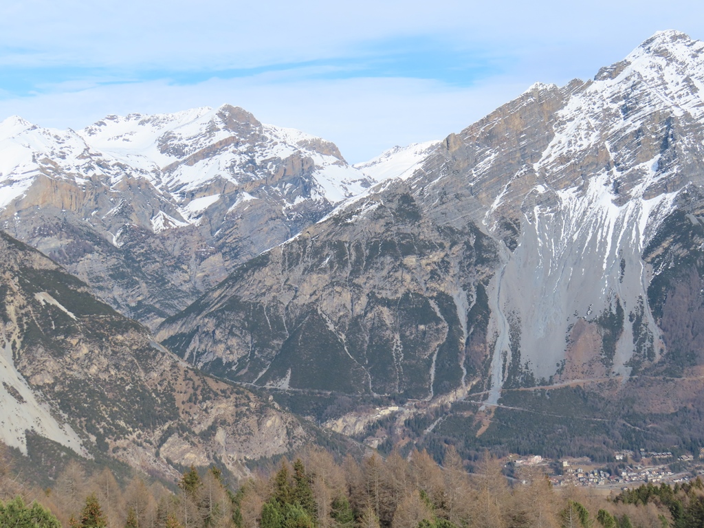 Hier sieht man den untersten Teil der Straße von Bormio aufs Stilfser Joch. Der weitere Verlauf der Straße wäre dann um den Bergrücken herum und dann hinter dem Bergrücken nach rechts oben.