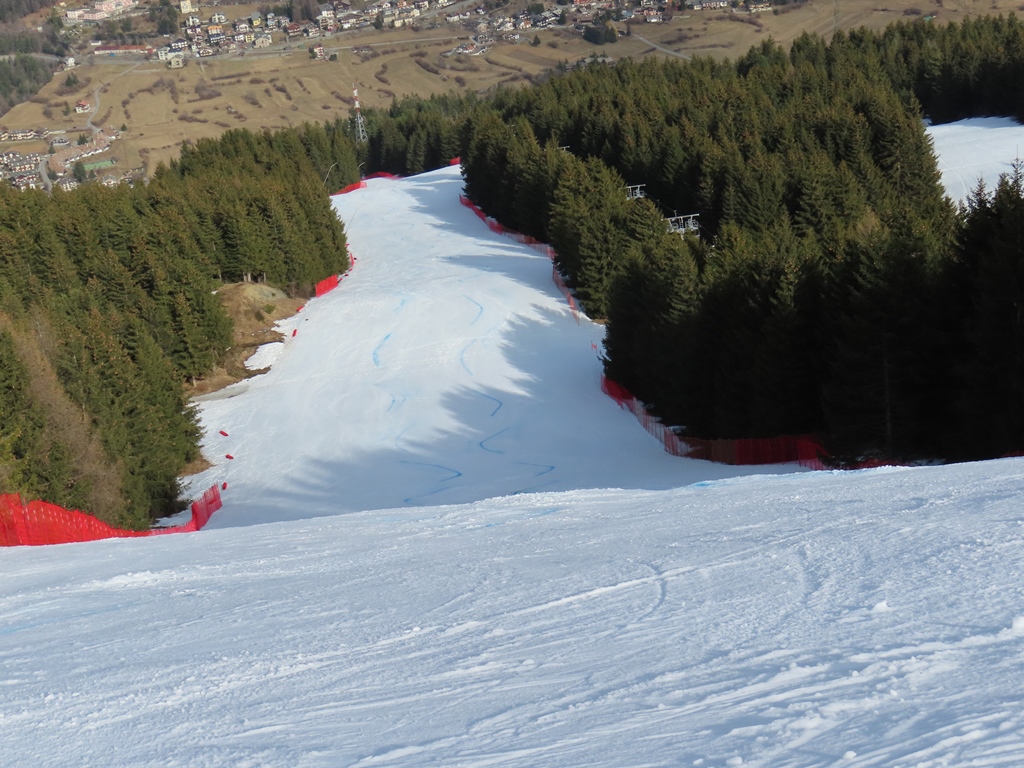 Die blaue Farbe stammt von einem Rennen am Vormittag. Daher war diese Pistenvariante erst am Nachmittag befahrbar.