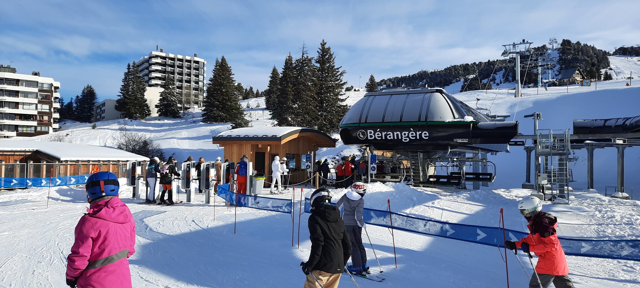 ca 10.15 Uhr . Die Hauptanlage in Chamrousse 1750....Wartezeiten fast null