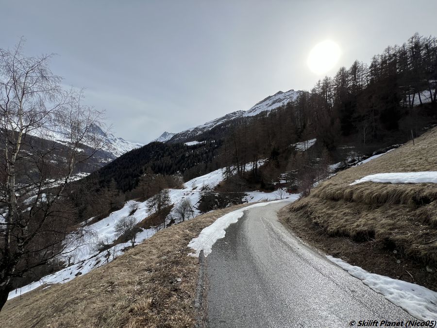 auf der blauen Talabfahrt fehlt stellenweise Schnee