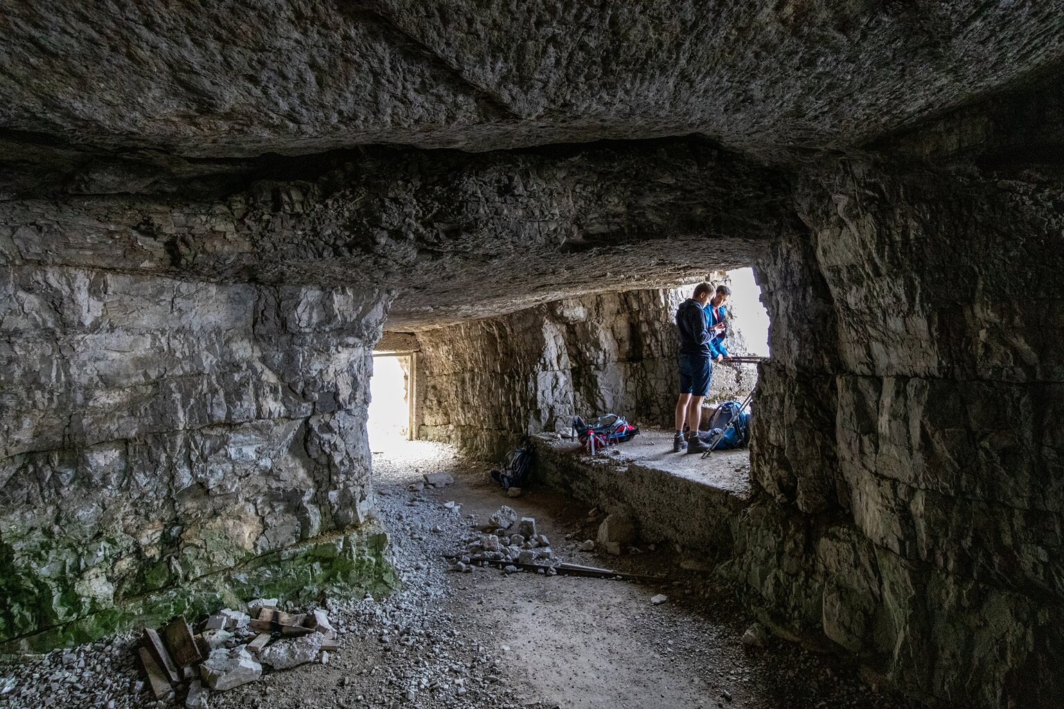 Kurz vor der Dreizinnenhütte machen wir unsere erste Pause in einen Stellung aus dem ersten Weltkrieg.