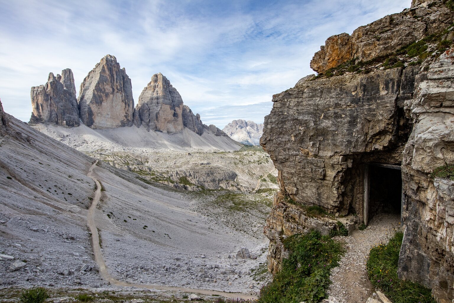 Drei Zinnen mit Bunkereingang, schon verrückt.