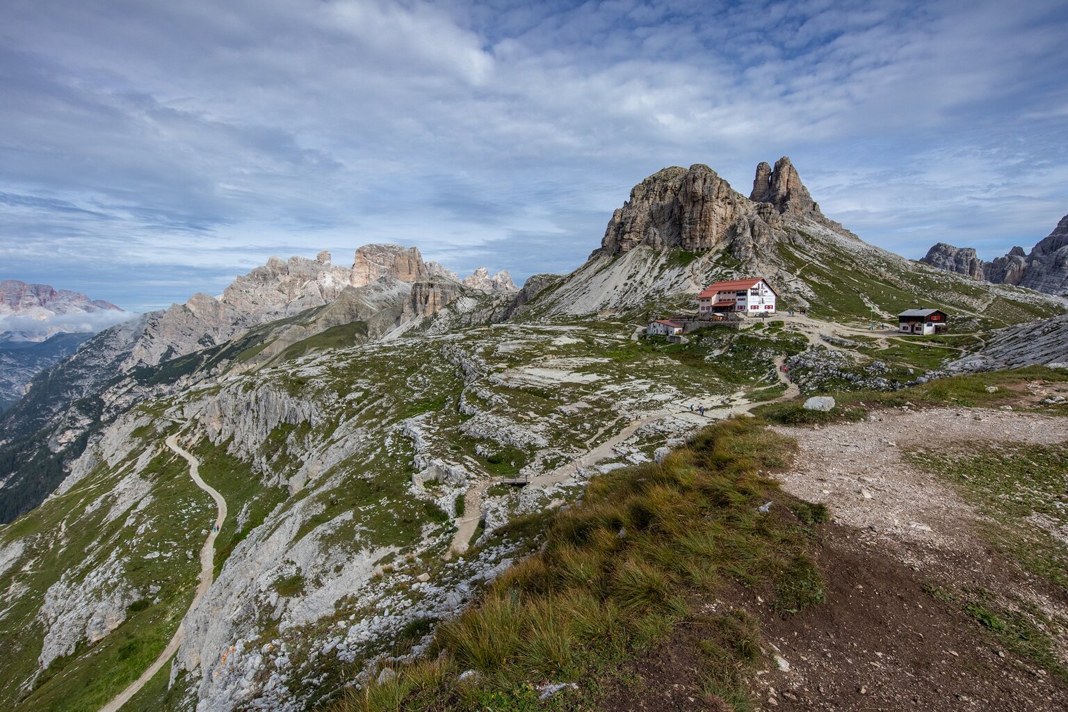 Dreizinnenhütte, diese lassen wir links liegen und gehen direkt in Richtung Patternkofel.