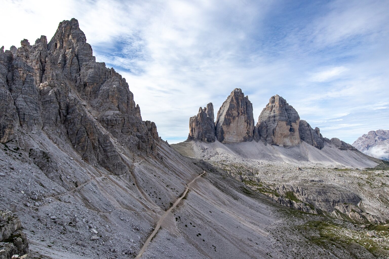 Links der Paternkofel, rechts die Drei Zinnen.