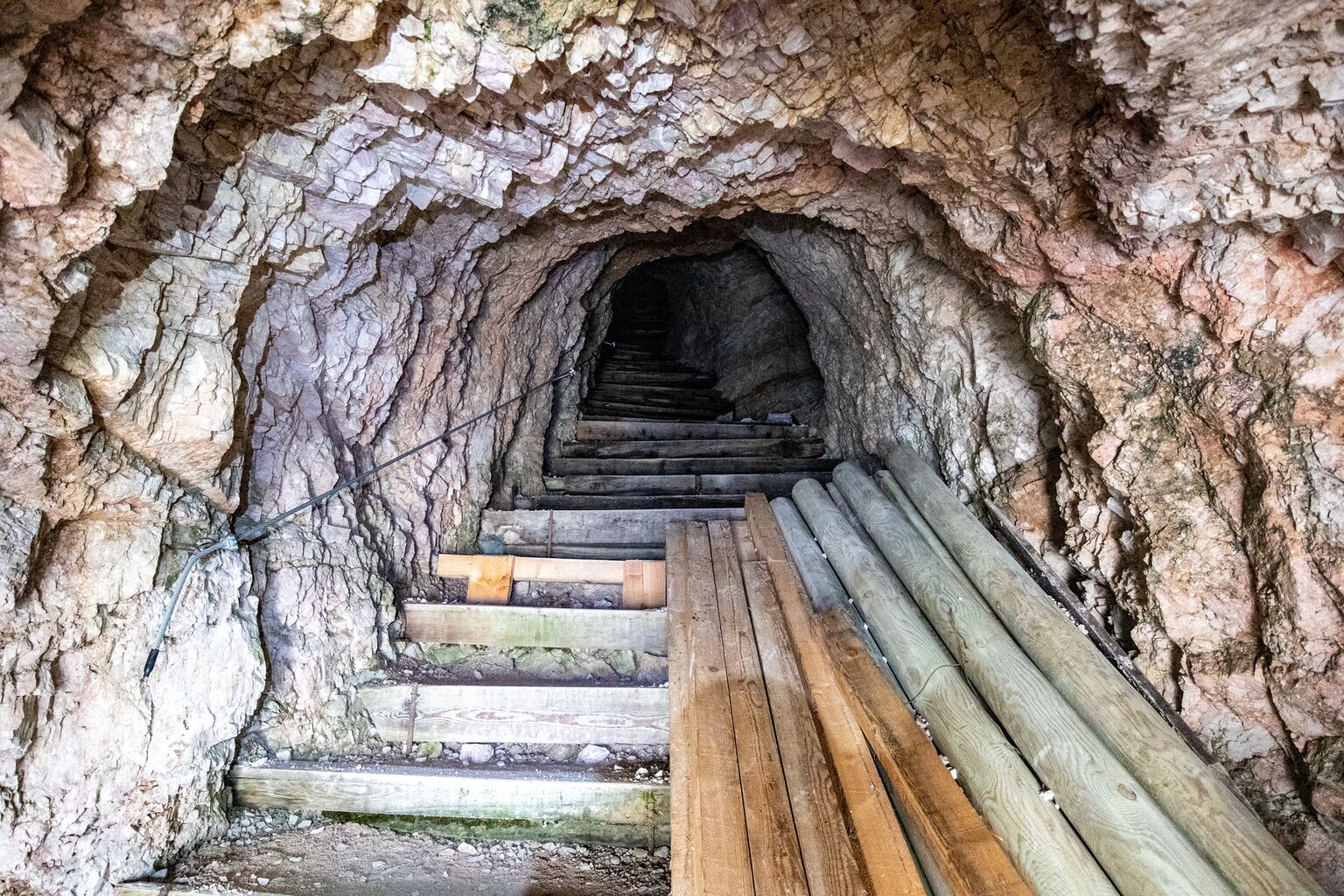 Im Stollen benötigt man wirklich Stirnlampen, sonst würde man hier gar nichts sehen.